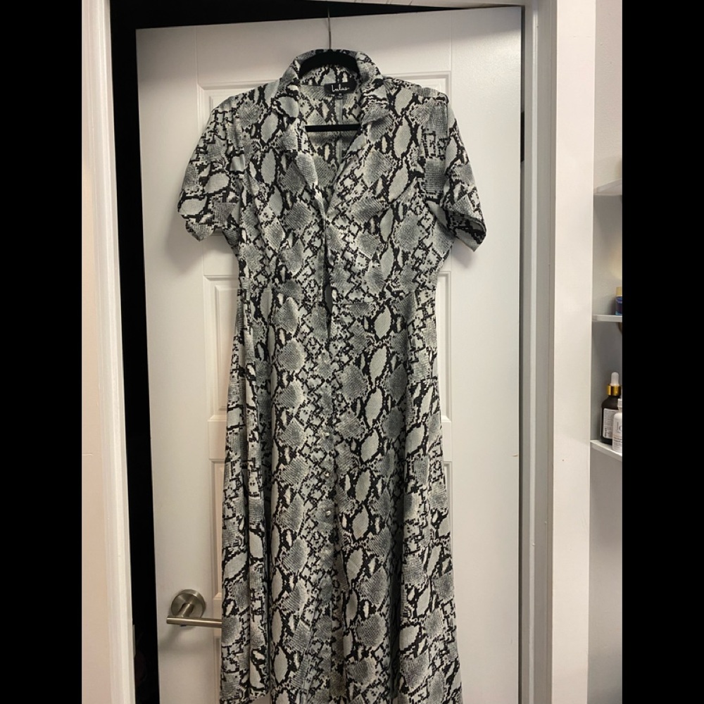 Lulu’a snake print office dress